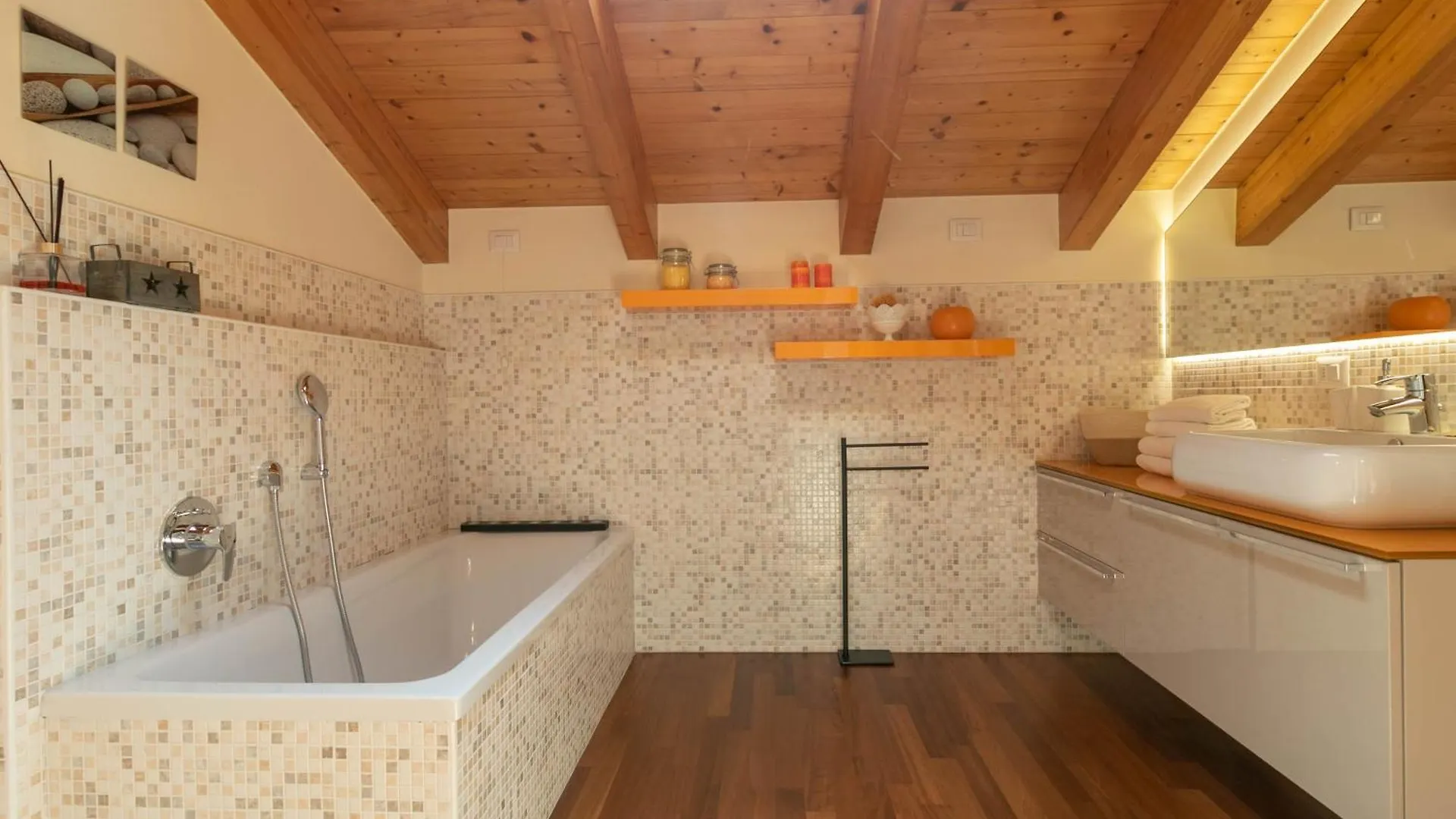 Apartment Mamma Ciccia - Casa Laura Elegant & Spacious Apt Mandello del Lario