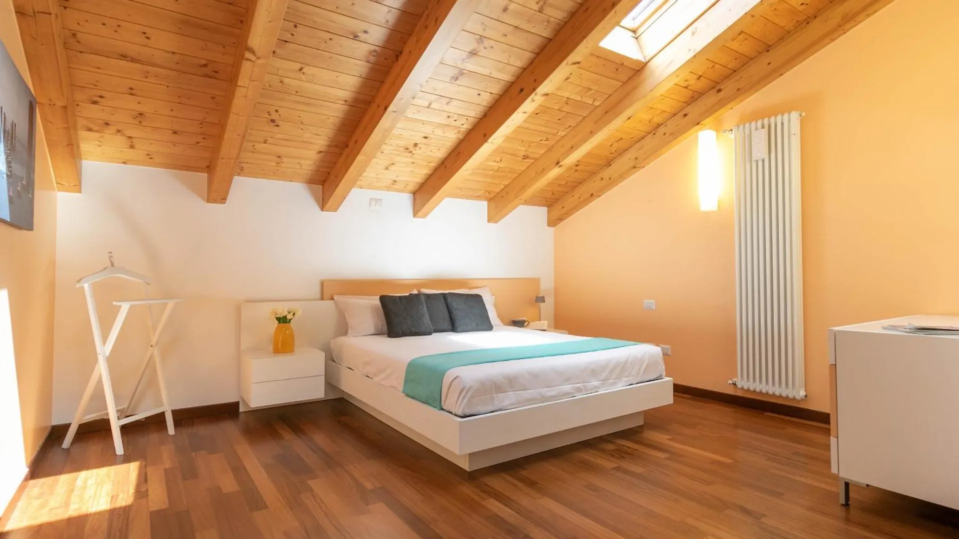 Apartment Mamma Ciccia - Casa Laura Elegant & Spacious Apt Mandello del Lario