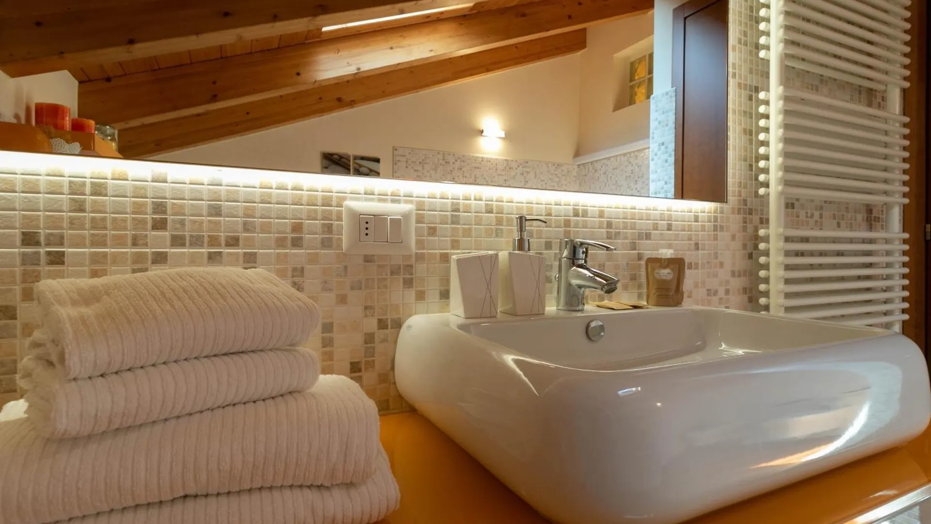 Mamma Ciccia - Casa Laura Elegant & Spacious Apt Mandello del Lario Italy