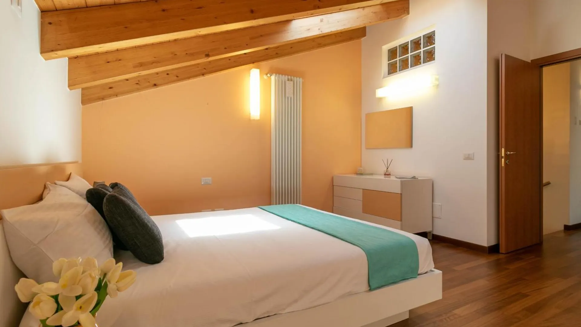 Apartment Mamma Ciccia - Casa Laura Elegant & Spacious Apt Mandello del Lario
