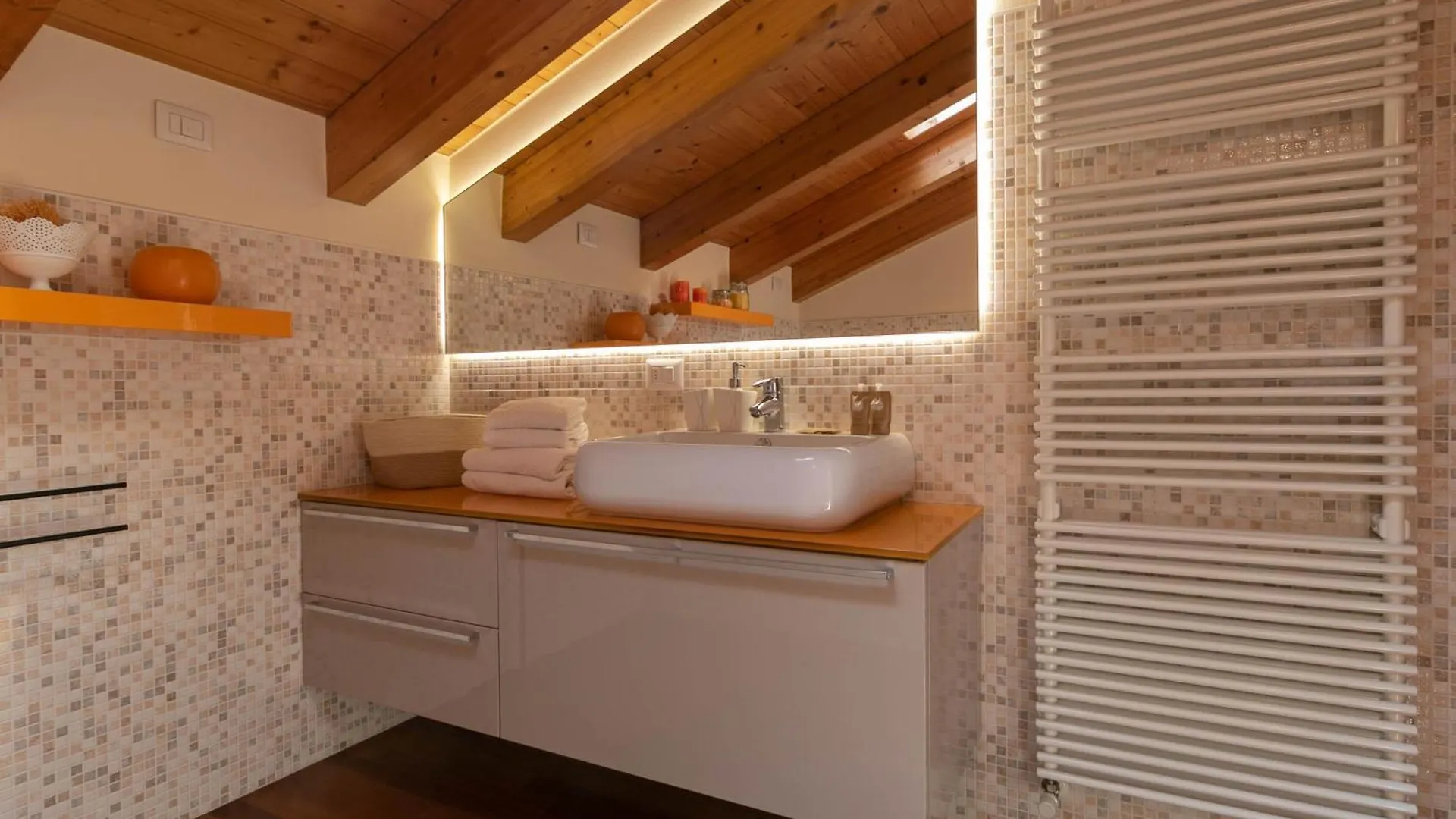 Apartment Mamma Ciccia - Casa Laura Elegant & Spacious Apt Mandello del Lario