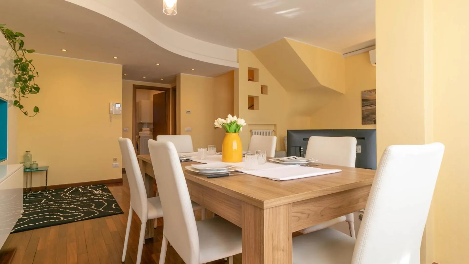Apartment Mamma Ciccia - Casa Laura Elegant & Spacious Apt Mandello del Lario